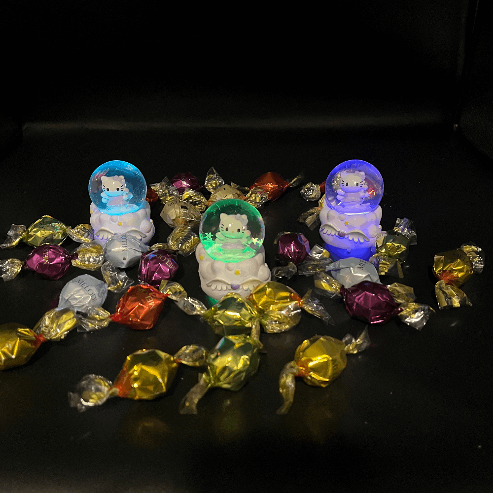 Twist Çikolata & Işıklı Hello Kittyli Mini Küre ( mor )