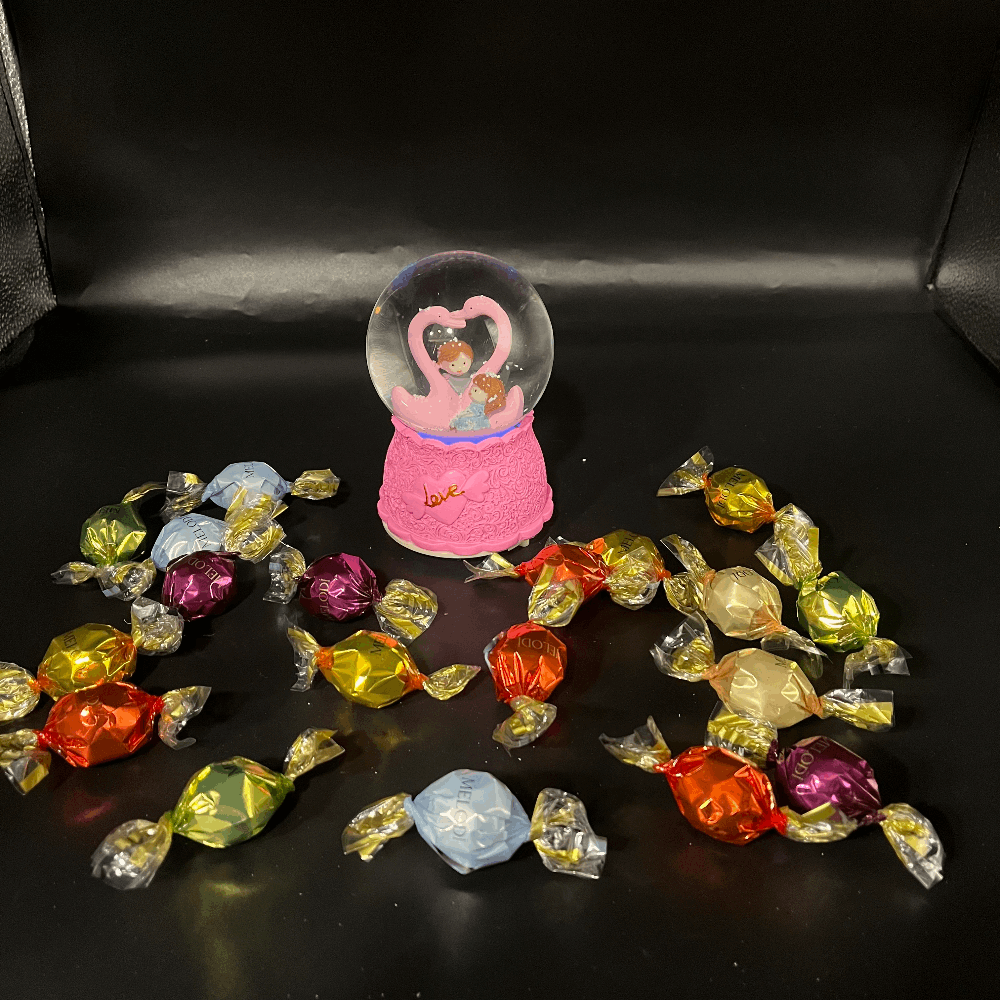 Twist Çikolata & Işıklı ve Müzikli Orta Boy Kar Küresi ( pembe kuğulu )
