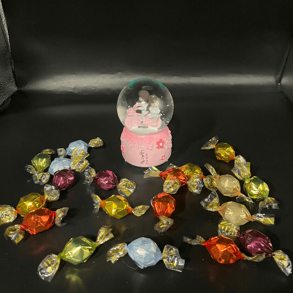 Twist Çikolata & Işıklı ve Müzikli Orta Boy Kar Küresi ( pembe bisikletli arkadaşlar )