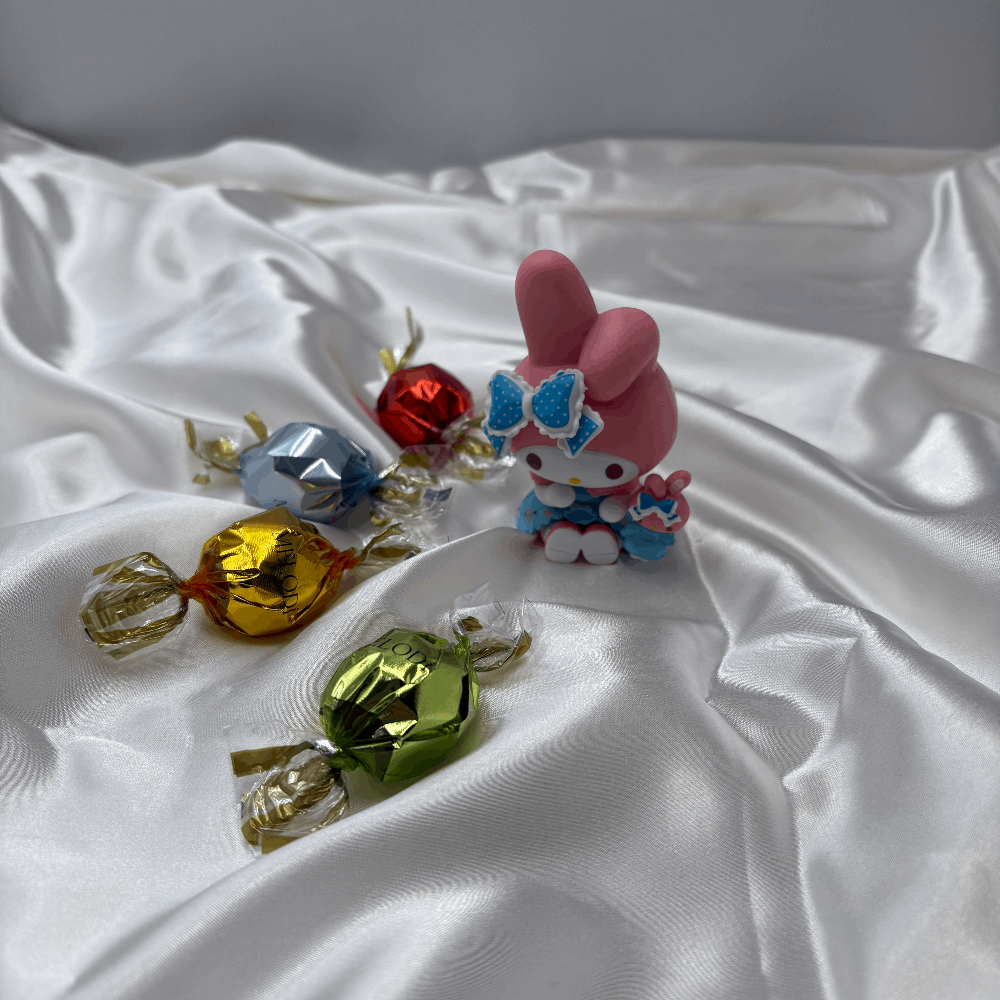 Twist Çikolata & Mavi Fiyonklu Hello Kittyy Kuromi