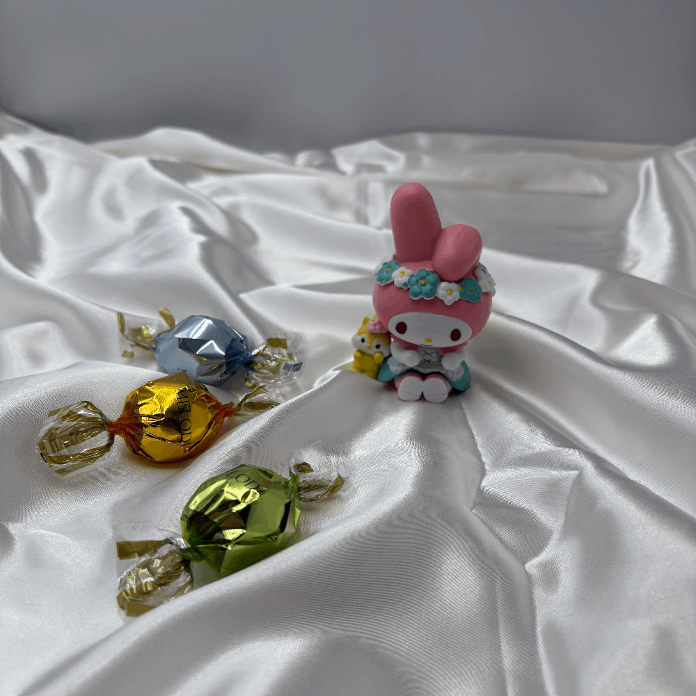 Twist Çikolata & Çiçek Taçlı Hello Kittyy Kuromi