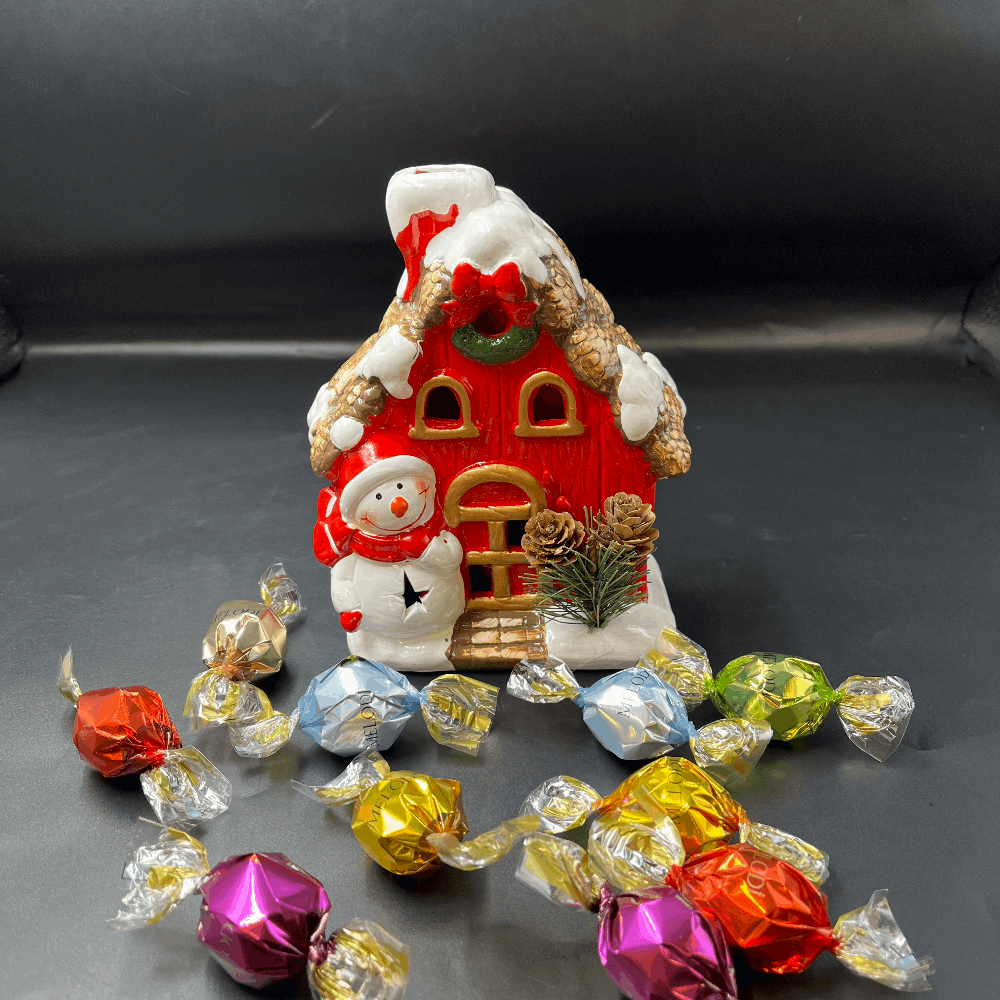 Twist Çikolata & Işıklı Kardanadamlı & Kozalaklı Porselen Noel Evi Biblosu