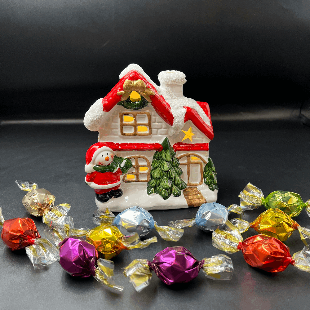 Twist Çikolata & Işıklı Kırmızı Kardanadamlı Porselen Noel Evi)